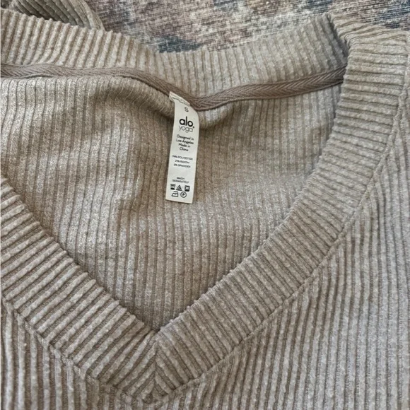 ALO Yoga Women's Muse Beige V-Neck Sweater and Sweatpants set - Picture 2 of 6